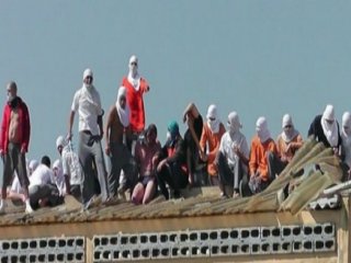 Başını Kesip Çatıdan Attıla