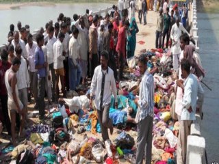 Tapınakta izdiham: 10 kişi öldü