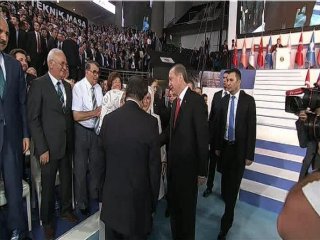 Medyada Bir Garip "Tokalaşma(ma) Kavgası