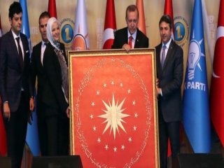 AK Partililerden Erdoğan Ve Eşine Jest