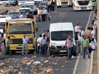 Mardin'de Kaymakam'ın Aracını Taşladılar