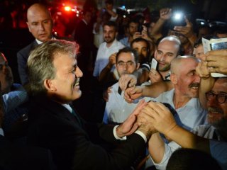 Halk Gül'ü Sevgi Seliyle Uğurladı