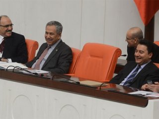 Kabineden Kendi İsteğiyle Ayrılan Bakan