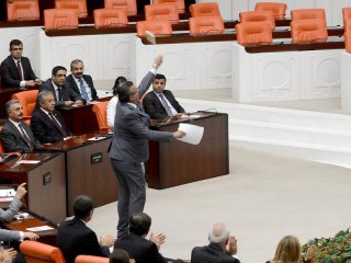 Yemin Töreninde Kitapçık Fırlatan CHP'liden İlginç Açıklama