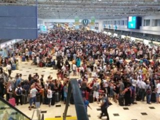 Havalimanı'nda Sistem Çöktü, Yolcular Şokta