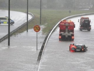O Ülke Sele Teslim Oldu