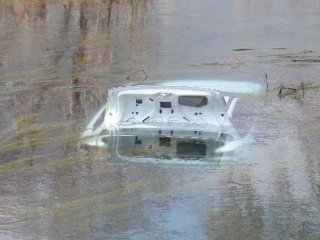 Otomobil Nehre Düştü: 2 Ölü