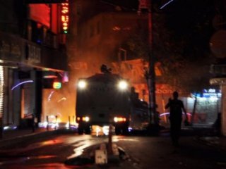 Beyoğlu’nda Korsan Gösteriye Polis Müdahalesi