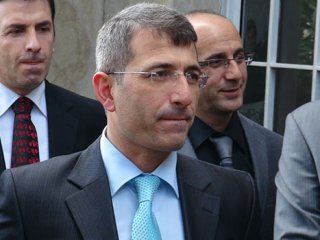 Vicdanın Varsa İstifa Et