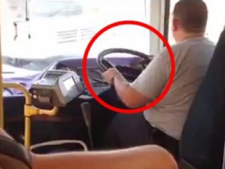 Şoför Ne Yapacağını Şaşırdı! Yolun Tam Ortasında..