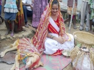 18 Yaşındaki Kızı Köpekle Evlendirdiler!