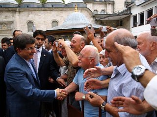Davutoğlu Sabah Namazında Vatandaşlarla Buluştu