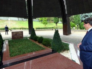 Başbakan Davutoğlu Üç Mezarı Ziyaret Etti