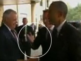 Başbakanın Eli İki Kez Havada Kaldı