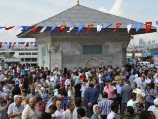 Üsküdar'da Tarihi Çeşmeden Şerbet Aktı
