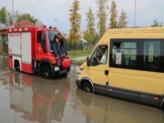 Göle Dönen Yolda Mahsur Kaldı
