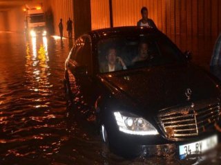 Kendi Yaptırdığı Alt Geçitte Mahsur Kaldı