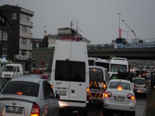İstanbul'da Yağış Trafiği Felç Etti