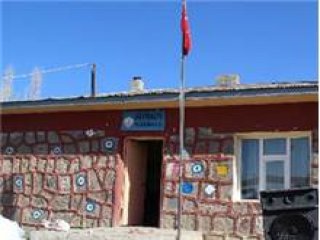 Okuldaki Bayrağı Çocuklar İndirmiş