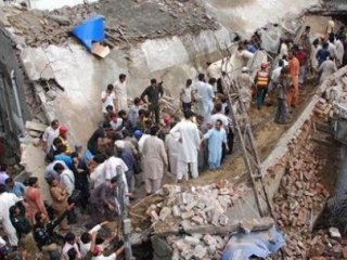 Cemaat Öğle Namazı Kılarken Cami Çöktü!