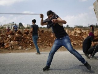 Batı Şeria'da 14 Filistinliye Gözaltı