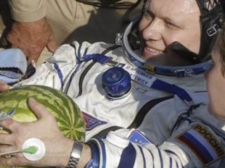 Kozmonot  Yere Ayak Basar Basmaz Bakı Ne İstedi!