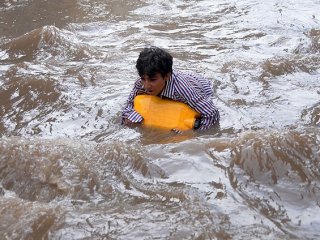 Pakistan'da Tekne Alabora Oldu:17 ölü