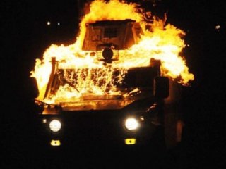 Cizre'de Polis Aracına Molotoflu Saldırı