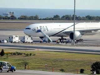 Eski Bakanı Uçağa Bindirmediler!