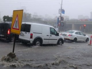 İstanbul'da Şiddetli Yağış Etkili Oluyor