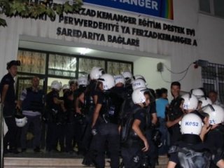 Eylemciler AA Muhabirini Bıçakladı