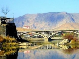 Tarihi Köprüde Patlayıcı Bulundu