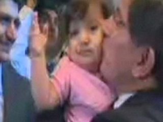 En Küçük Rehine İle İlk Fotoğraf