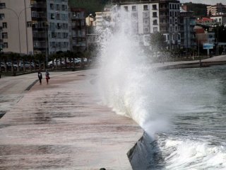 Rizeli Genç Kız Karadeniz'in Dalgalarında Annesini Arıyor