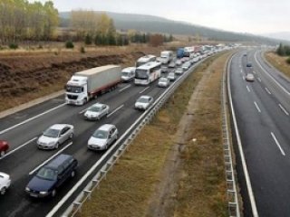 TEM Otoyolu 12 Saat Trafiğe Kapandı