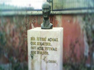 M.Kemal Büstlerine Harcanan Parayla Bakın Neler Yapılır!