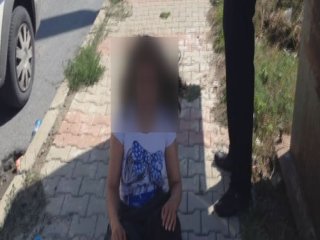 Uyuşturucu Kullanan Genç Kız Kendinden Geçti