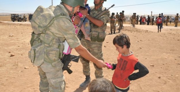 Suriyelilere Mehmetçik Şefkati