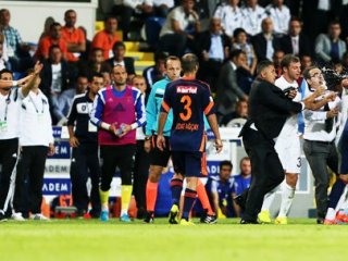 Trabzon Maçında Saha Bir Anda Karıştı!