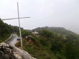 Diktikleri Bu Haç’a El Dahi Sürdürmüyorlar