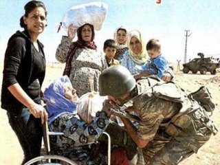 Suriyeli Kürt Teyzenin Elini Öpen Türk Askeri