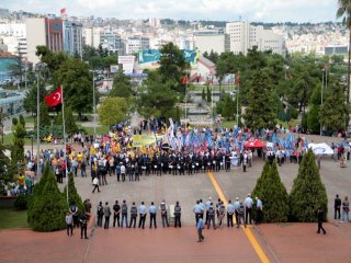 Öğretmenler İş Bırakıp Valiliğe Yürüdü