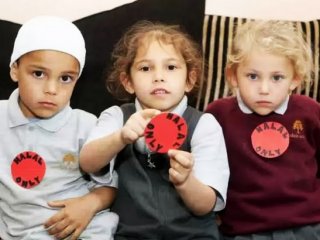 Çocuklarına 'Sadece Helal' Rozeti Taktı