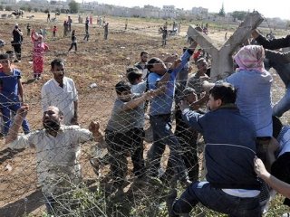Yüzlerce Kişi Kobani'ye Geçti!