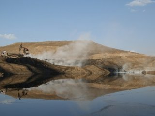 Suriye'nin Petrolü Toprağa Akıyor