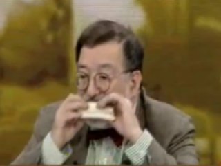 Seyirciye İnat Canlı Yayında Sandviç Yedi!