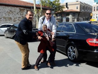 Yaşlı Kadın Başbakan Zannedince..