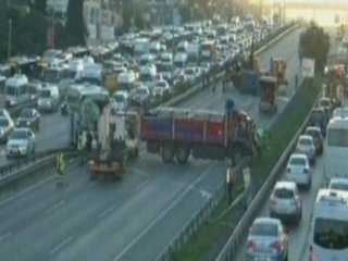 D-100'de Kaza Trafiği Felç eEtti