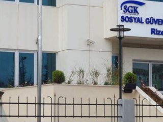 Rize'de M.Kemal Büstünü Ters Çevirdiler