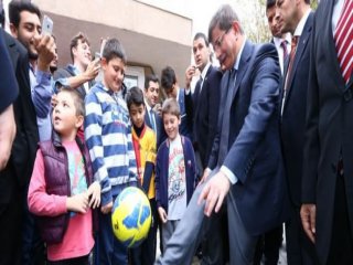 Davutoğlu Çocuklara Harçlık Dağıttı